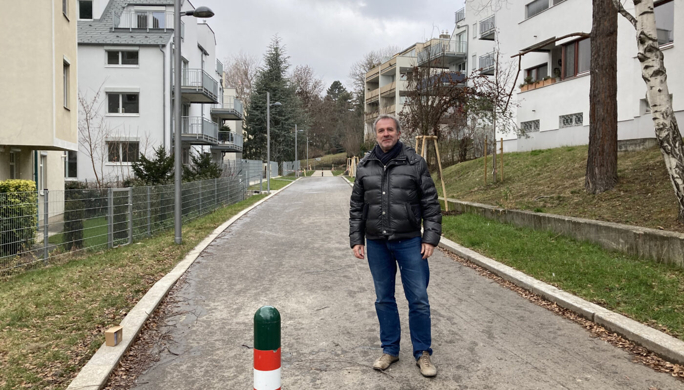 Robert Zöchling bei der neuen Karlweisgasse