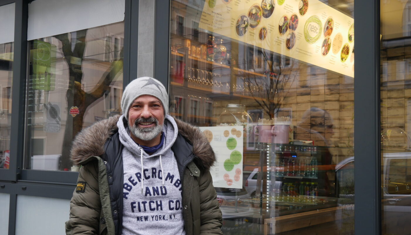 Ali Ucas vor dem "Nest"