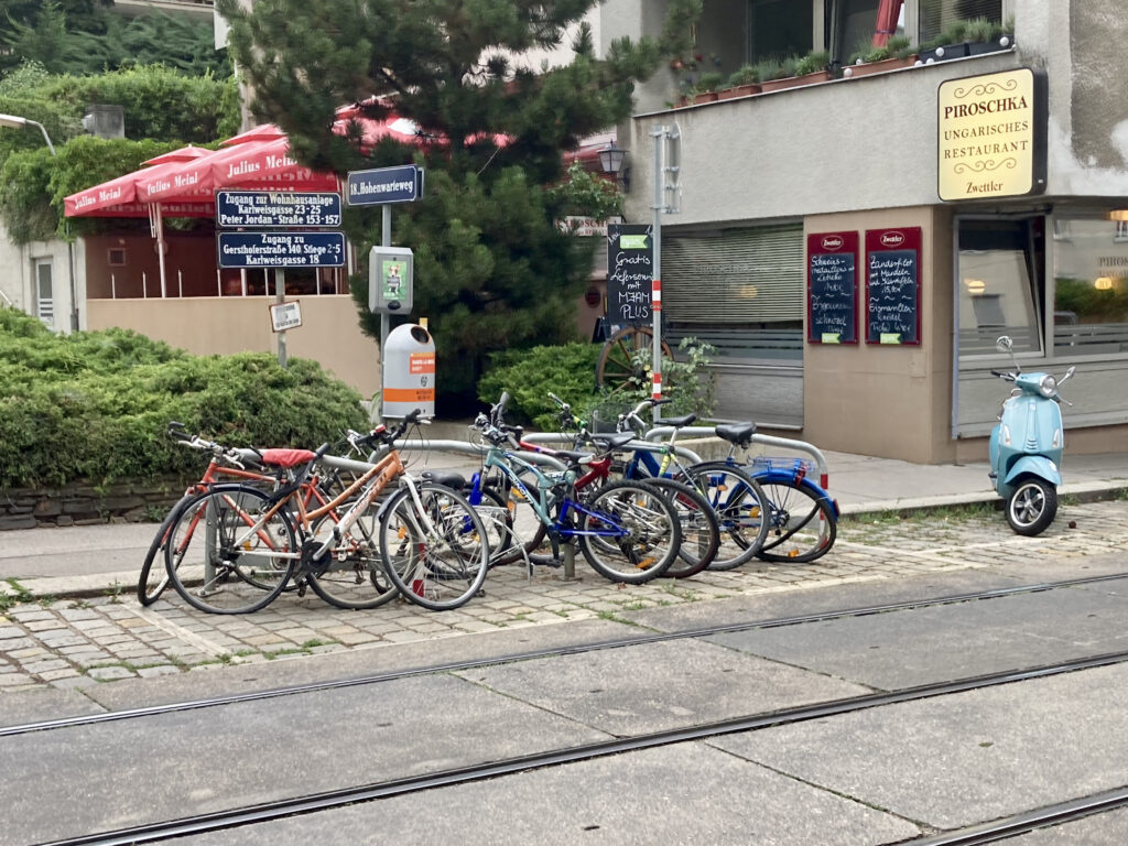 Ärger über häufige Blockaden der Straßenbahn durch Falschparker - Unser  Währing.at