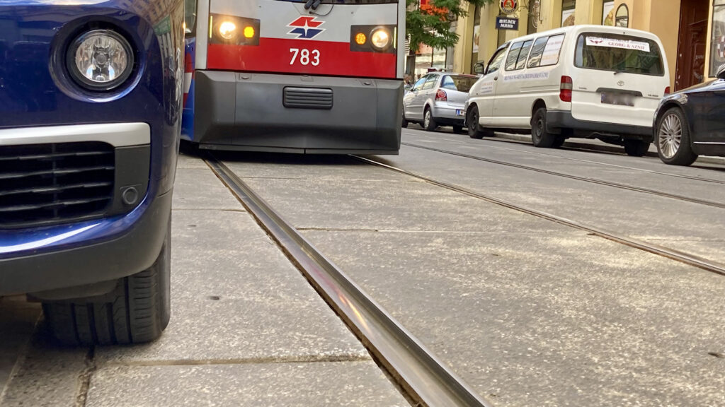 Auto blockiert Straßenbahn