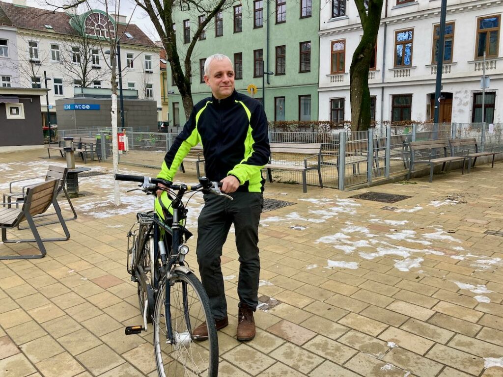 Marcel Kneuer mit Fahrrad