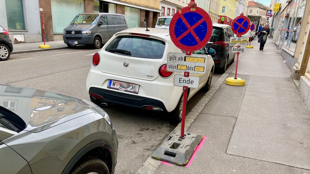 Schild Halteverbot Martinstraße