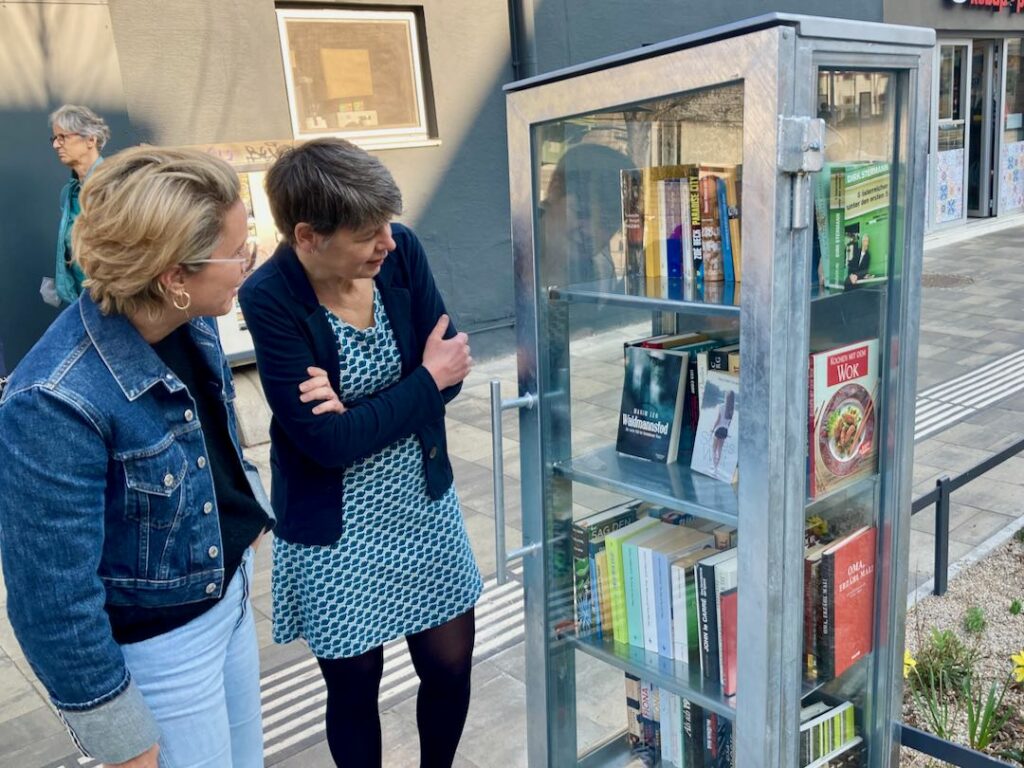Bücherschrank: Silvia Nossek, Karin Riebenbauer