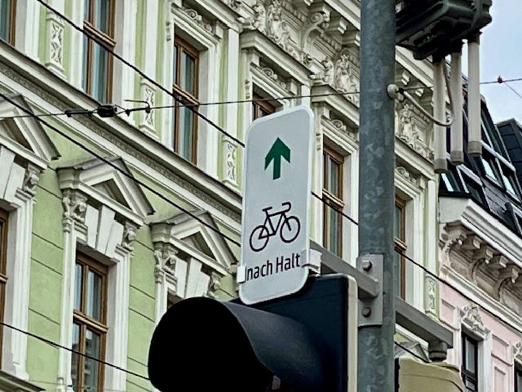 Abbiegen bei Rot - Geradeaus